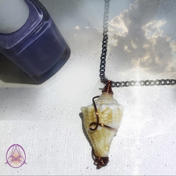 Creamsicle Drill Seashell Necklace - Picture 2 of 4